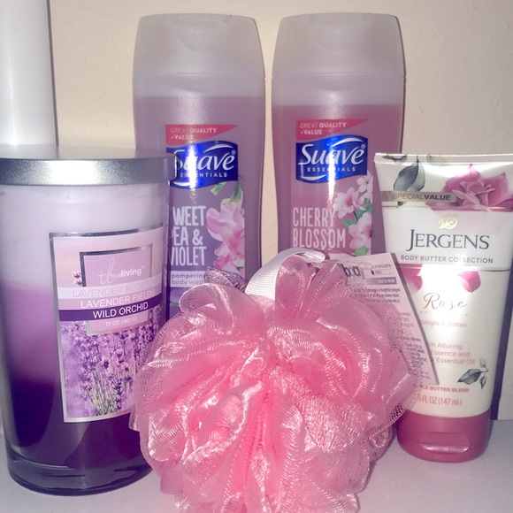 suave Other - Bath gift set ( Jergens rose 🌹 , Suave bath gels 🌸 , tri candle🕯 ,& loofah)